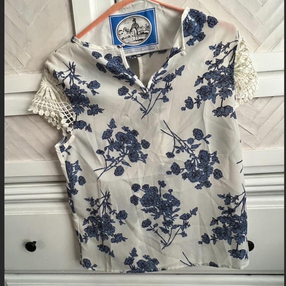 White and Blue floral Print top with Lace Sleeves - Picture 1 of 2